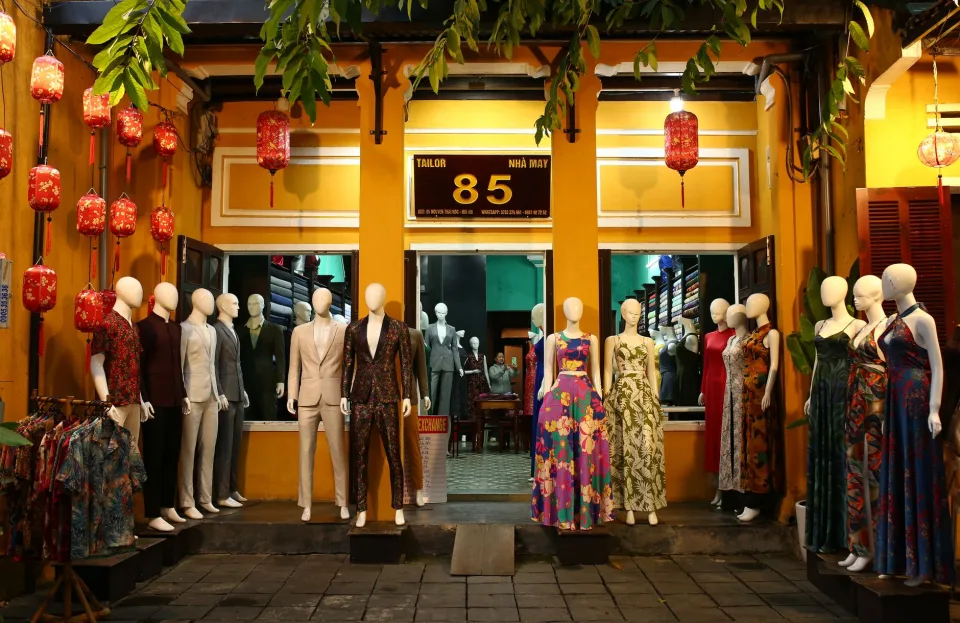 Nhân viên gói đồ cho khách